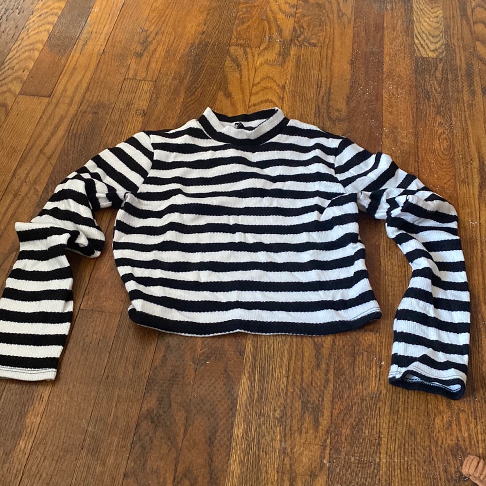 Forever21 black/white stripe cropped long sleeve top